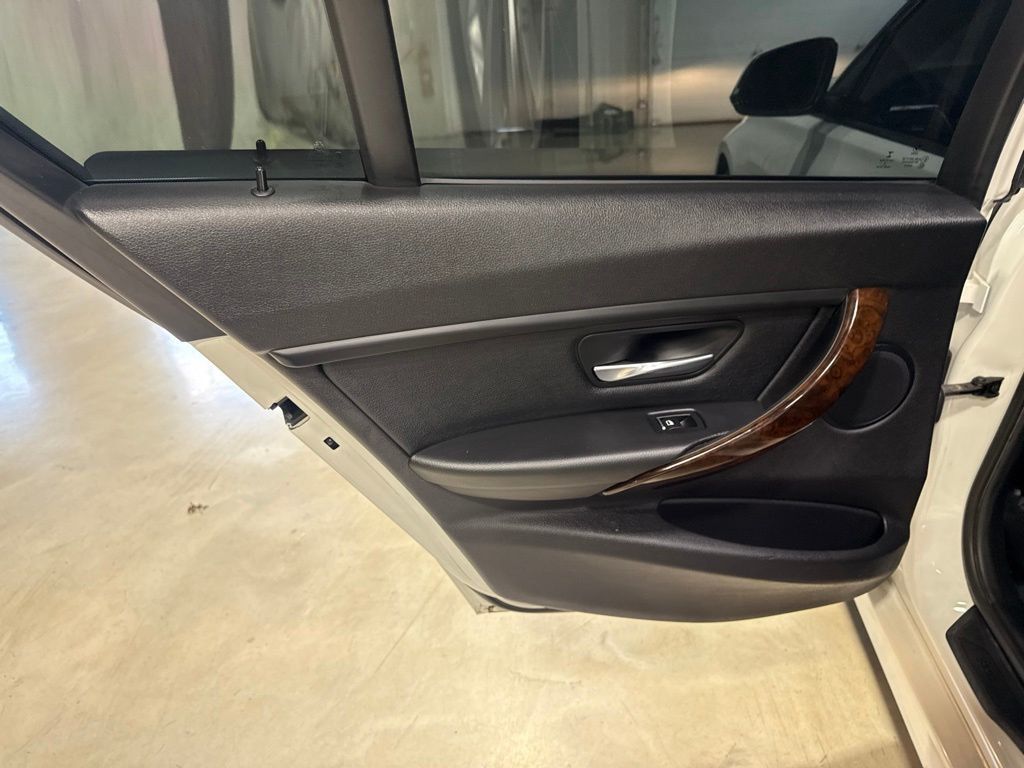 2016 BMW 3 Series 320i xDrive - 23045767 - 31