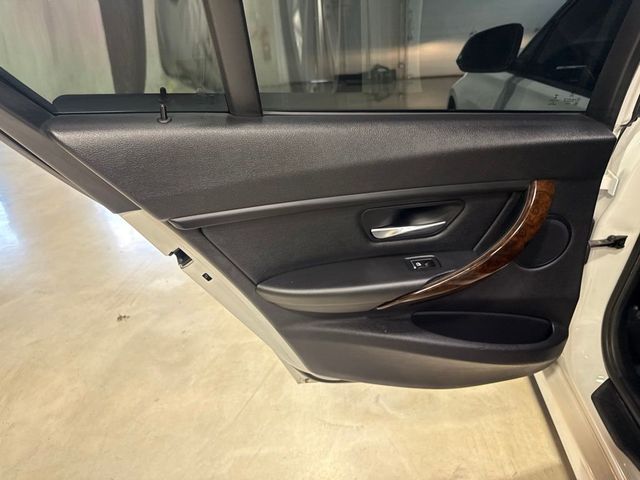 2016 BMW 3 Series 320i xDrive - 23045767 - 31