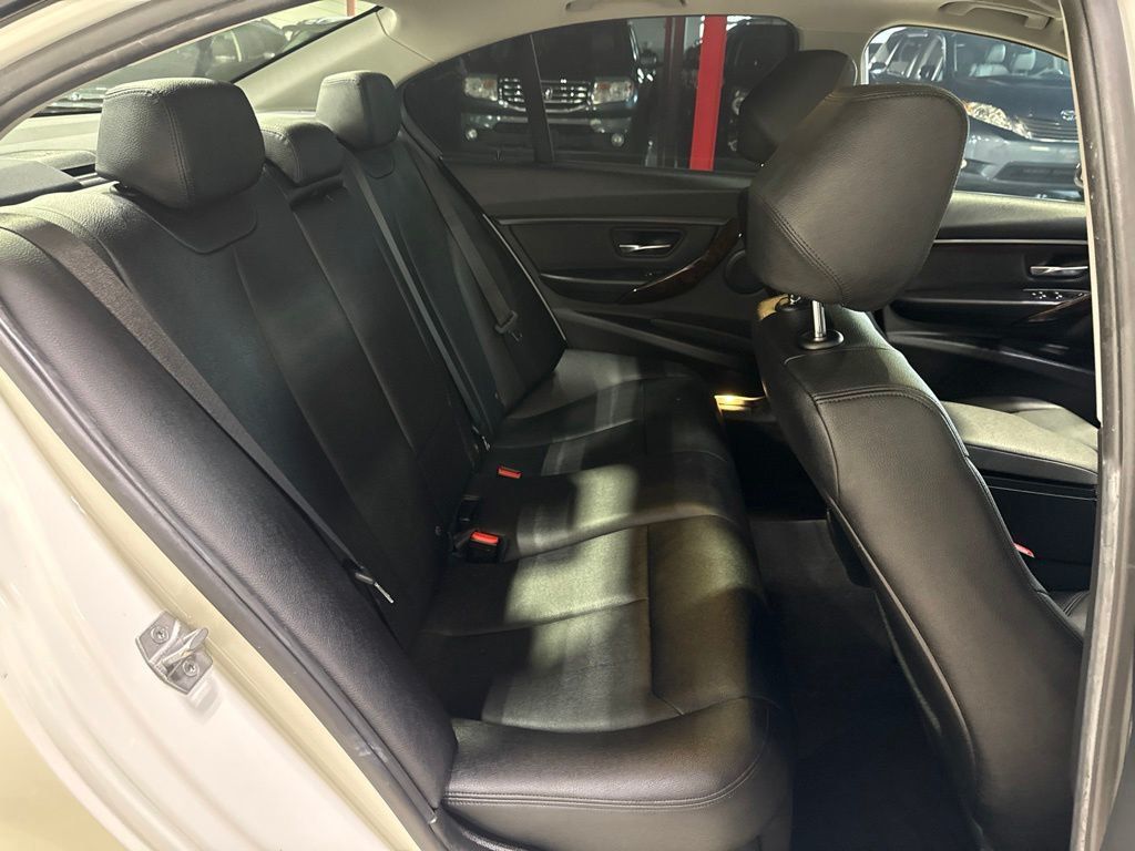 2016 BMW 3 Series 320i xDrive - 23045767 - 35