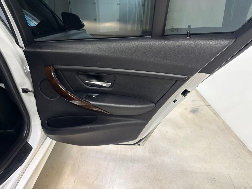 2016 BMW 3 Series 320i xDrive - 23045767 - 36