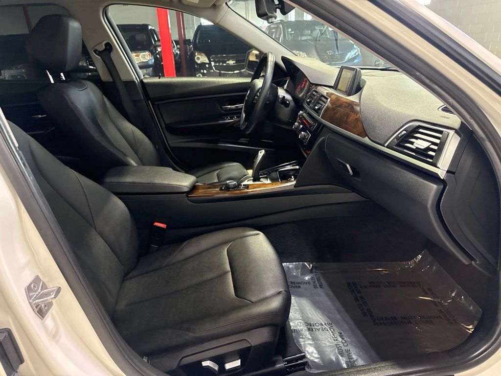 2016 BMW 3 Series 320i xDrive - 23045767 - 37