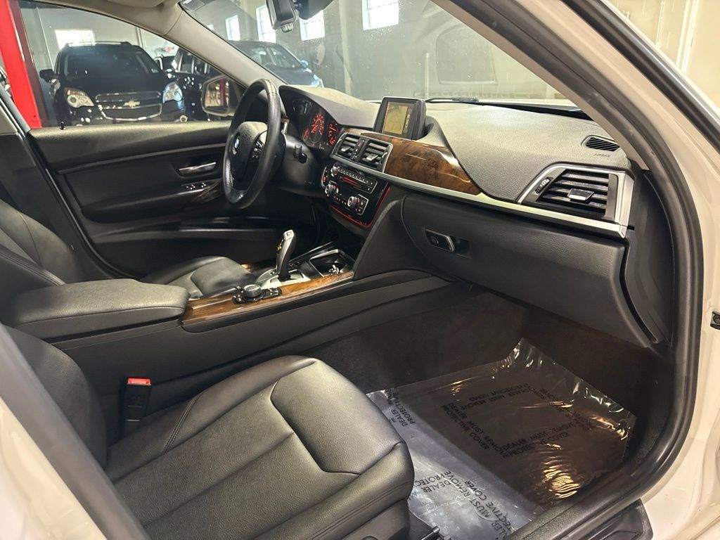 2016 BMW 3 Series 320i xDrive - 23045767 - 38