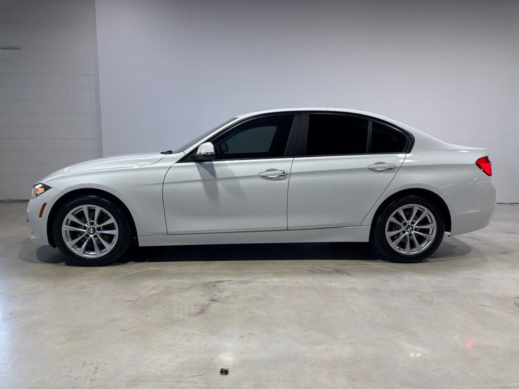2016 BMW 3 Series 320i xDrive - 23045767 - 3