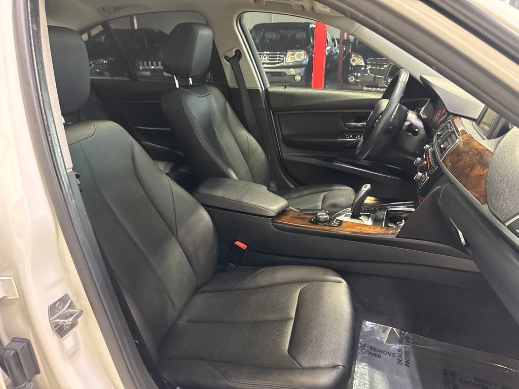 2016 BMW 3 Series 320i xDrive - 23045767 - 39