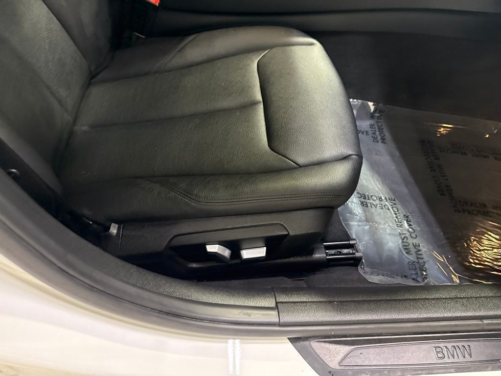 2016 BMW 3 Series 320i xDrive - 23045767 - 40