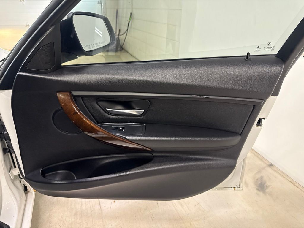 2016 BMW 3 Series 320i xDrive - 23045767 - 41