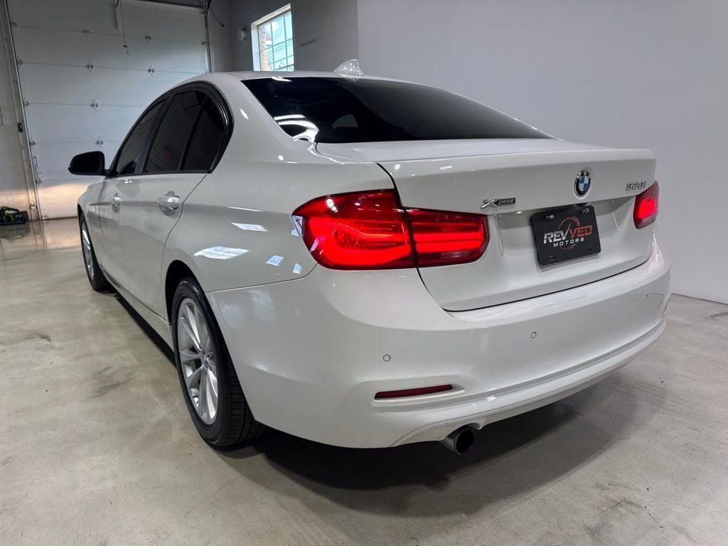 2016 BMW 3 Series 320i xDrive - 23045767 - 4
