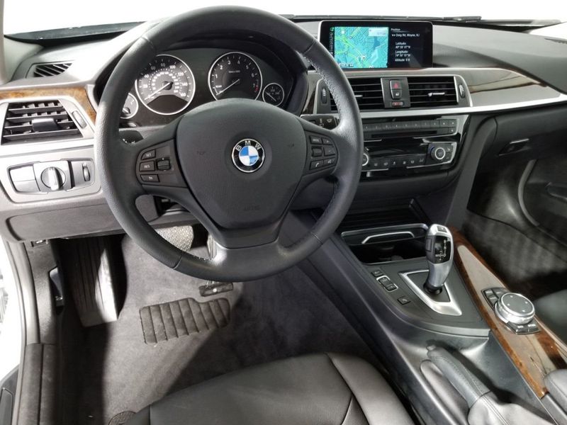 2016 BMW 3 Series 320i xDrive - 18323531 - 28