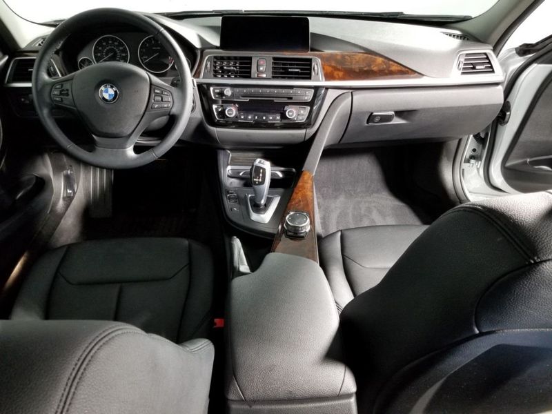 2016 BMW 3 Series 320i xDrive - 18323531 - 30