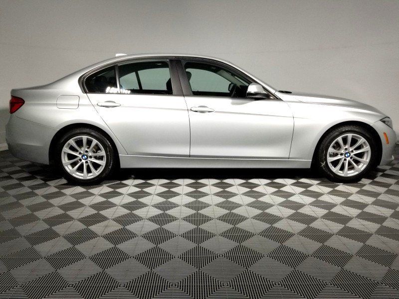 2016 BMW 3 Series 320i xDrive - 18323531 - 4