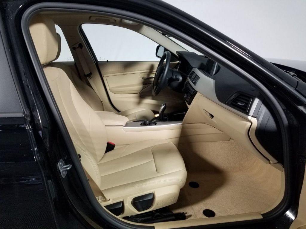 2016 BMW 3 Series 320i xDrive - 18533715 - 7