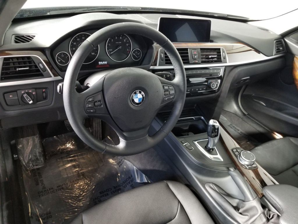 2016 BMW 3 Series 320i xDrive - 18801445 - 4