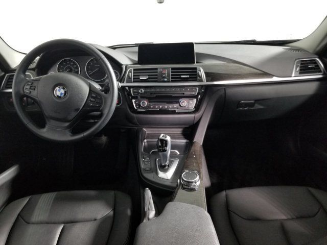 2016 BMW 3 Series 320i xDrive - 19230947 - 6