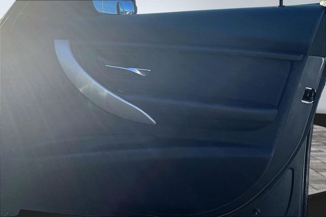 2016 BMW 3 Series 320i xDrive - 23081548 - 16