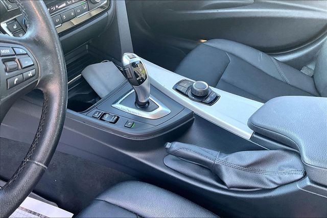 2016 BMW 3 Series 320i xDrive - 23081548 - 29
