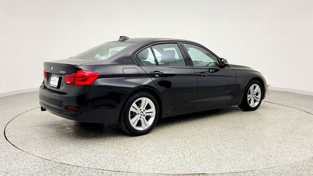 2016 BMW 3 Series 328i xDrive - 23004672 - 4