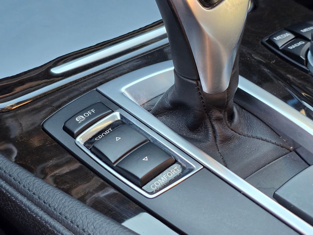 2016 BMW 5 Series 528i - 22998768 - 31