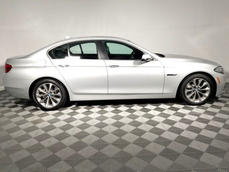 2016 BMW 5 Series 528i xDrive - 18325704 - 4
