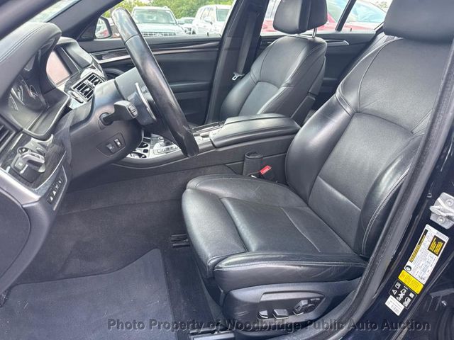 2016 BMW 5 Series 550i xDrive - 23048271 - 4