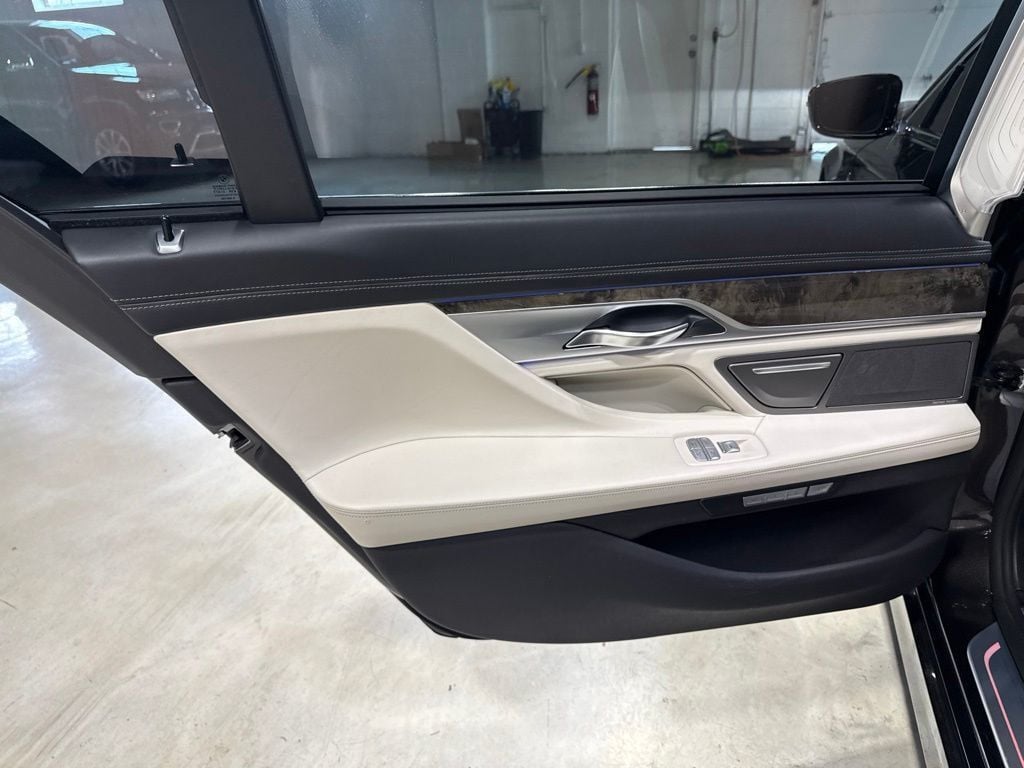 2016 BMW 7 Series 750i xDrive - 23049122 - 37