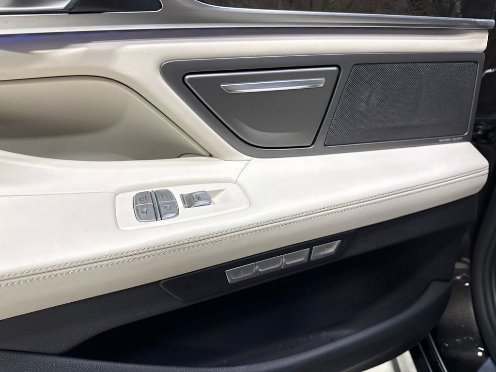 2016 BMW 7 Series 750i xDrive - 23049122 - 38