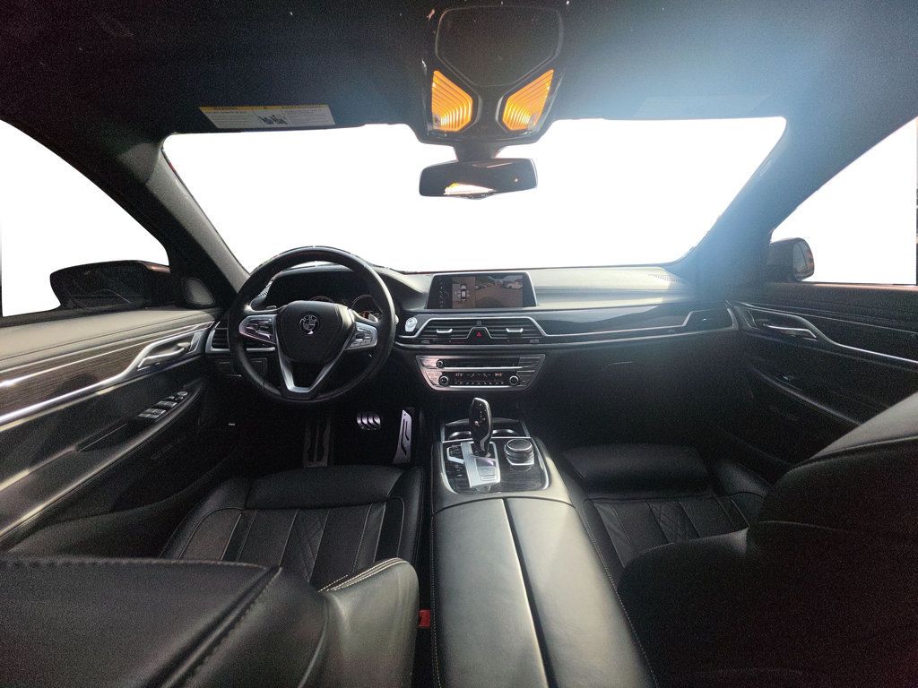 BMW 7 Series photo 12