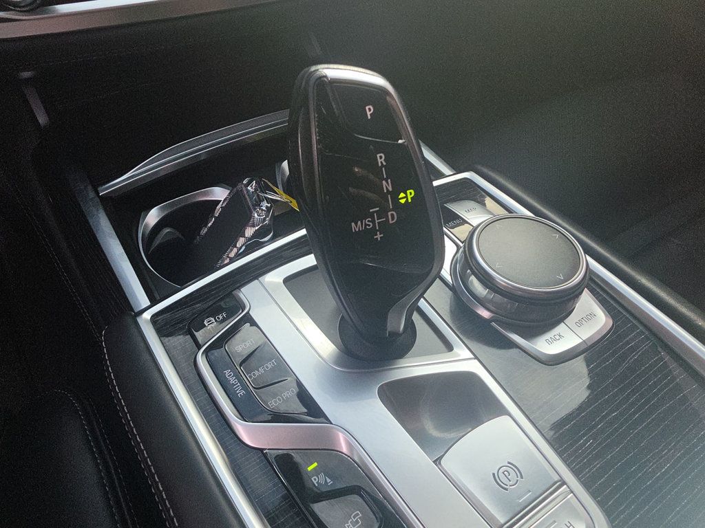 BMW 7 Series photo 35