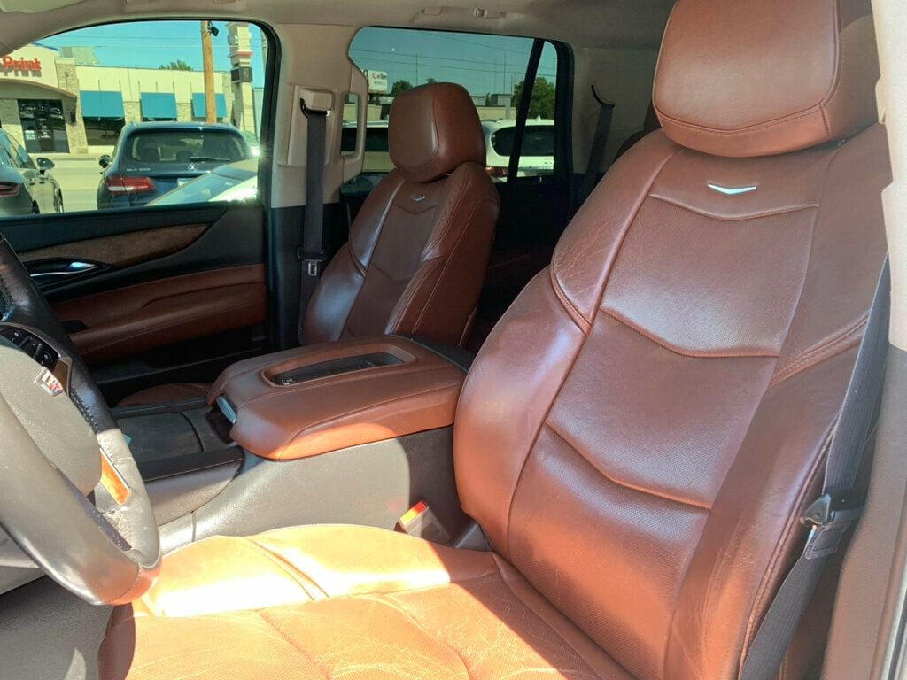 2016 Cadillac Escalade Luxury photo 2