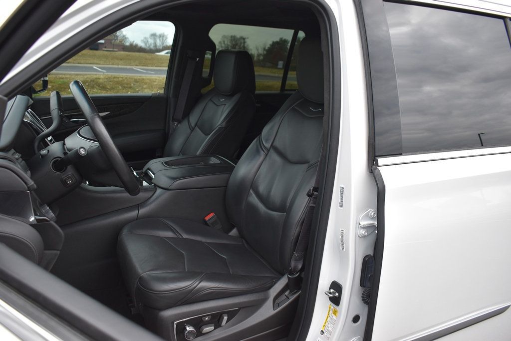 2016 Cadillac Escalade Platinum photo 3