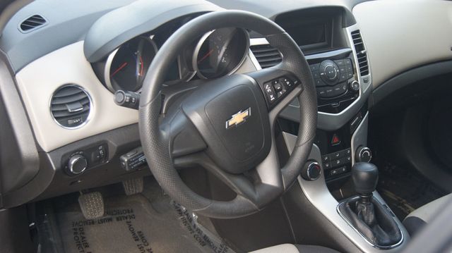 2016 Chevrolet Cruze Limited JUST SERVICED , VERY CLEAN INSIDE AND OUT  - 22909935 - 14