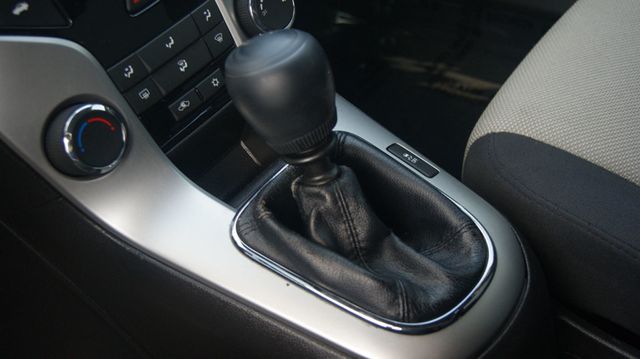 2016 Chevrolet Cruze Limited JUST SERVICED , VERY CLEAN INSIDE AND OUT  - 22909935 - 20