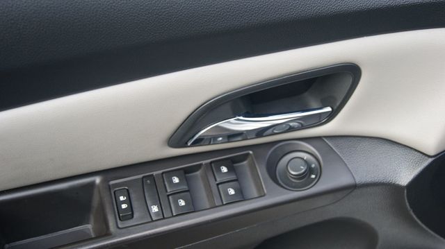 2016 Chevrolet Cruze Limited JUST SERVICED , VERY CLEAN INSIDE AND OUT  - 22909935 - 22