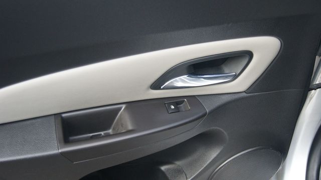 2016 Chevrolet Cruze Limited JUST SERVICED , VERY CLEAN INSIDE AND OUT  - 22909935 - 28