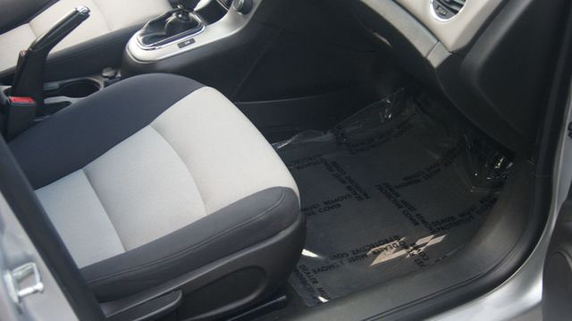 2016 Chevrolet Cruze Limited JUST SERVICED , VERY CLEAN INSIDE AND OUT  - 22909935 - 36