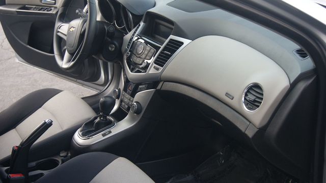 2016 Chevrolet Cruze Limited JUST SERVICED , VERY CLEAN INSIDE AND OUT  - 22909935 - 38