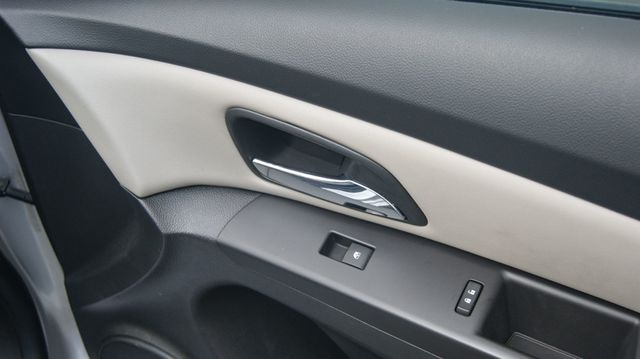 2016 Chevrolet Cruze Limited JUST SERVICED , VERY CLEAN INSIDE AND OUT  - 22909935 - 41