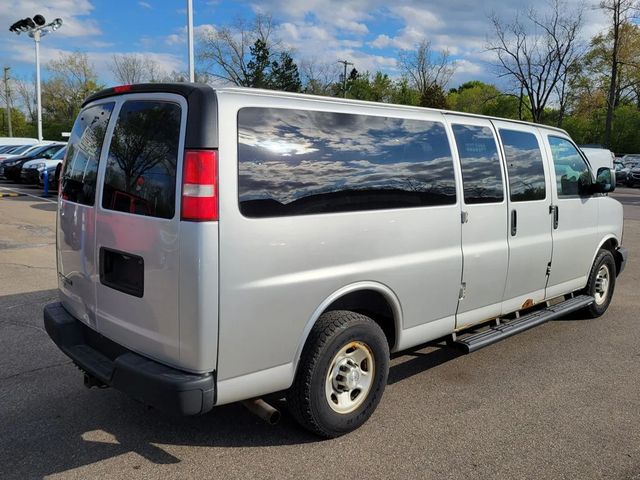 2016 Chevrolet Express 3500 Passenger LS Extended Van 3D - 23031807 - 4