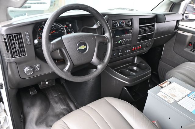 2016 Chevrolet Express Cargo Van 2500 - 23082556 - 4