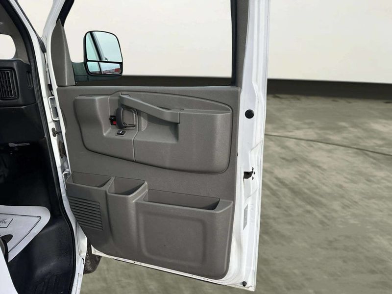 2016 Chevrolet Express Cargo Van RWD 2500 135" - 23001194 - 17