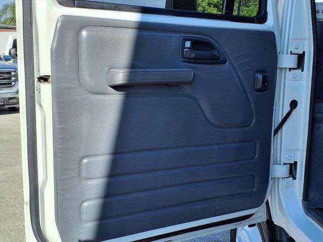 2016 Chevrolet LCF Crew Cab 4500 12' Box Truck w/Liftgate - 22938182 - 21