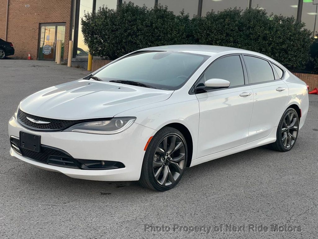 2016 Chrysler 200 photo 2