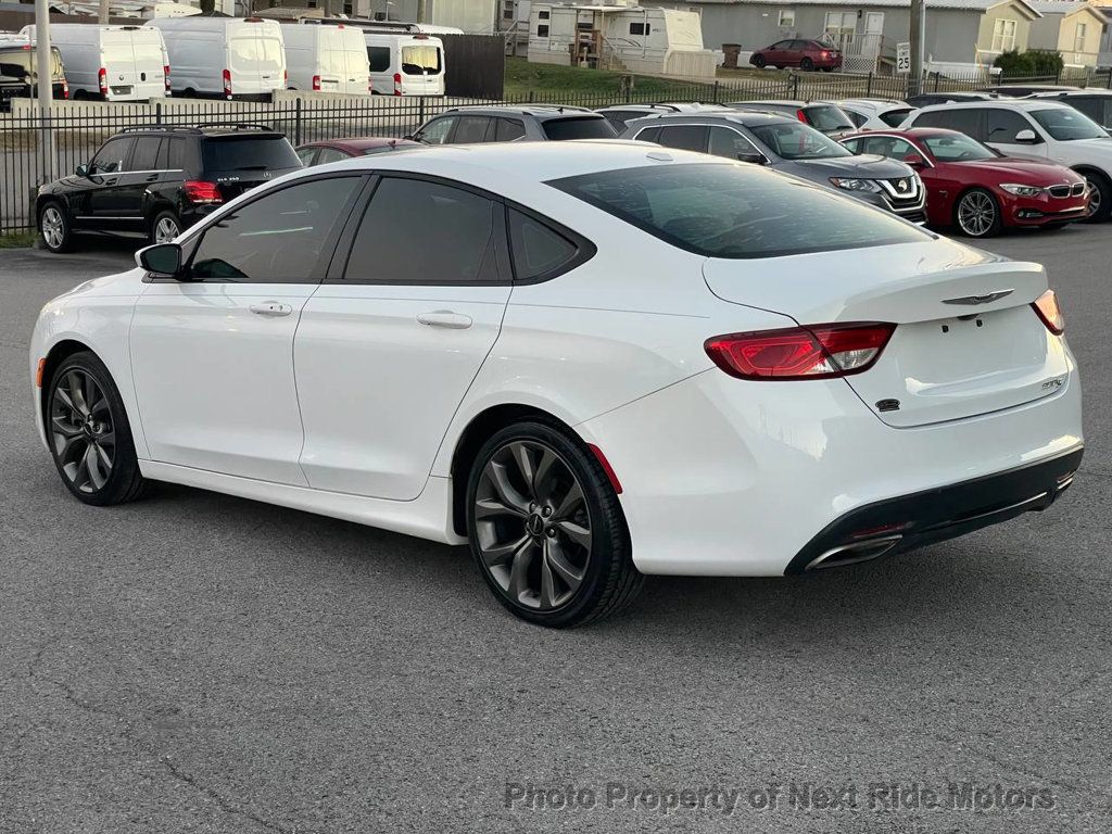 2016 Chrysler 200 photo 4