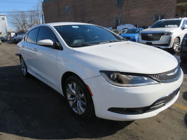 2016 Chrysler 200 4dr Sedan S FWD - 22981298 - 2