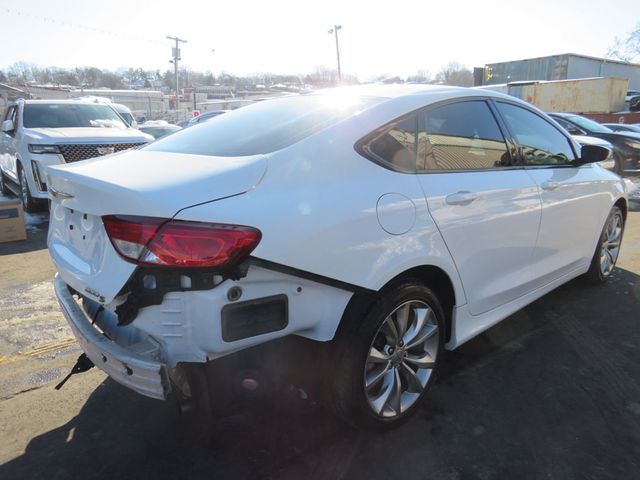 2016 Chrysler 200 4dr Sedan S FWD - 22981298 - 4