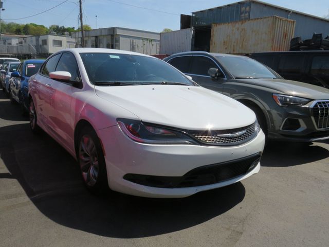 2016 Chrysler 200 4dr Sedan S FWD - 23015430 - 1
