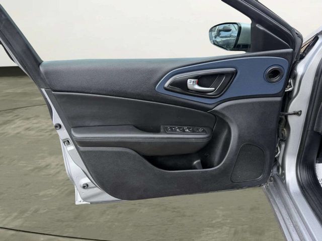 2016 Chrysler 200 4dr Sedan S FWD - 23004538 - 9