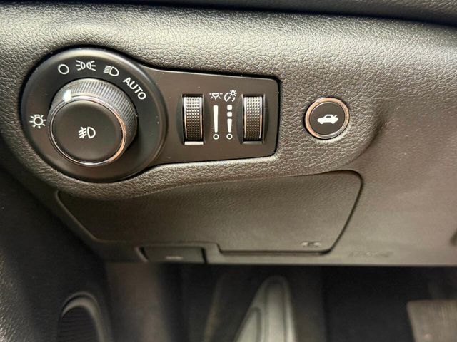 2016 Chrysler 200 4dr Sedan S FWD - 23004538 - 38