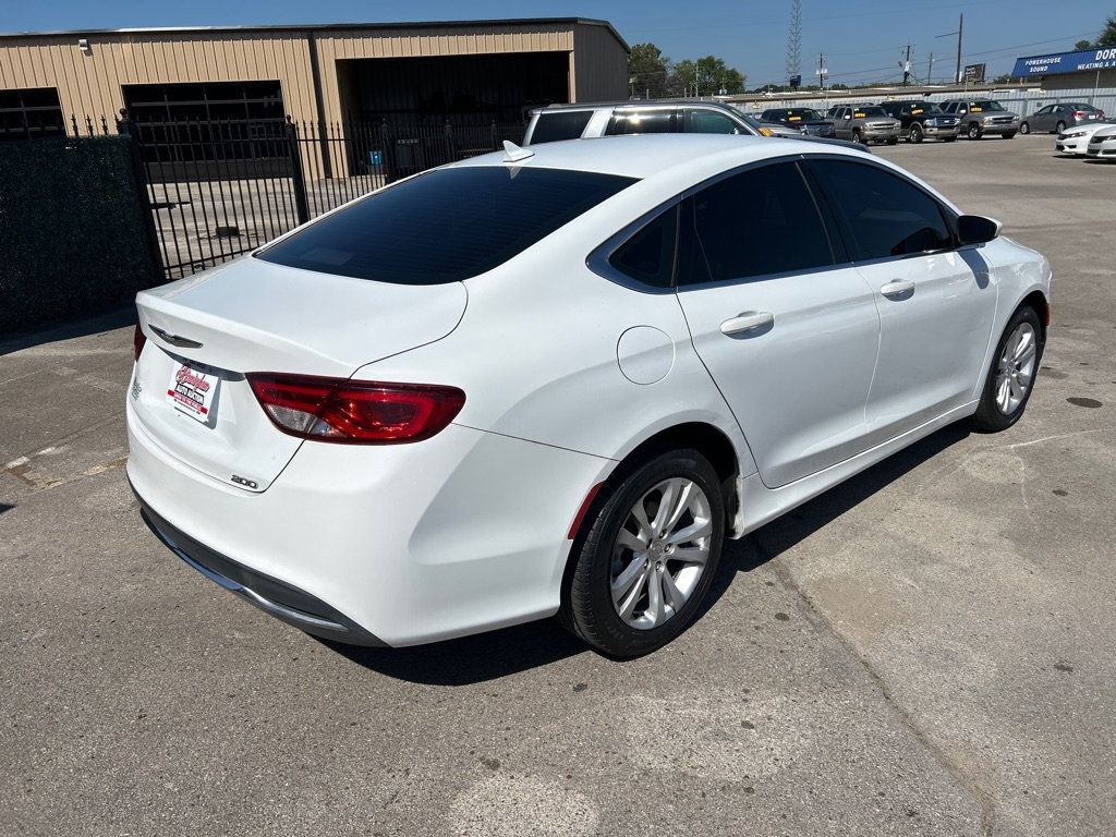 2016 Chrysler 200 Limited photo 4