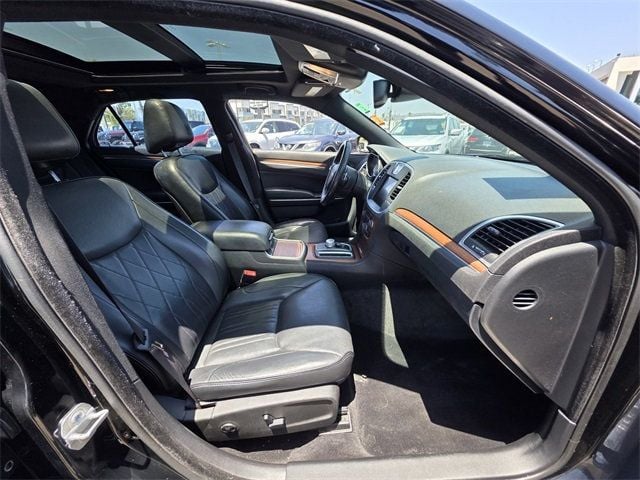 2016 Chrysler 300 4dr Sedan 300C Platinum RWD - 22848620 - 13