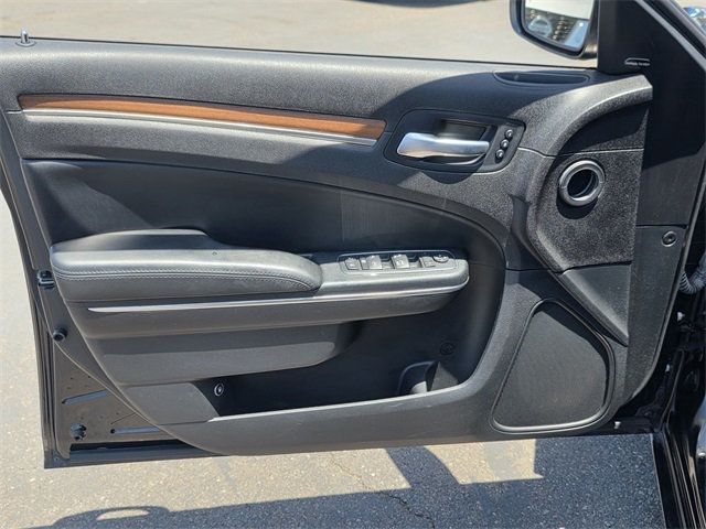 2016 Chrysler 300 4dr Sedan 300C Platinum RWD - 22848620 - 25